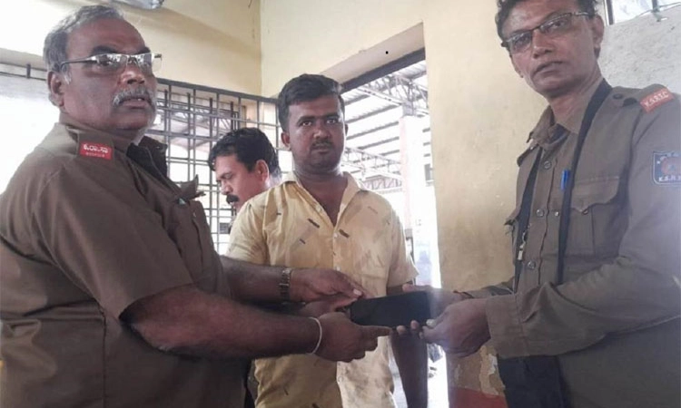 Hunsur ಮೊಬೈಲ್‌ ಹಿಂತಿರುಗಿಸಿ ಪ್ರಾಮಾಣಿಕತೆ ಮೆರೆದ ಕಂಡಕ್ಟರ್‌