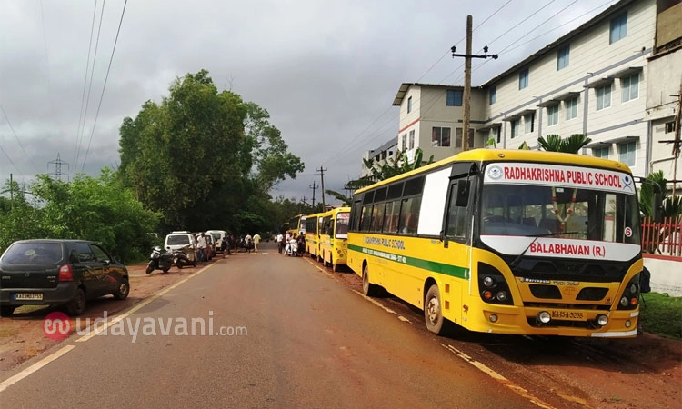Sagara ರಸ್ತೆ ಪಕ್ಕದಲ್ಲಿಯೇ ಶಾಲಾ ಬಸ್‌ಗಳ ನಿಲುಗಡೆ