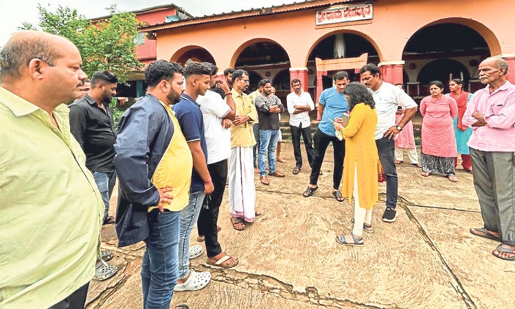 Nandikur ಪರಿಸರ ಮಾಲಿನ್ಯ?ಪರಿಸರ ಅಧಿಕಾರಿಗಳಿಂದ ಪರಿಶೀಲನೆ: ನೀರಿನ ಸ್ಯಾಂಪಲ್‌ ಸಂಗ್ರಹ