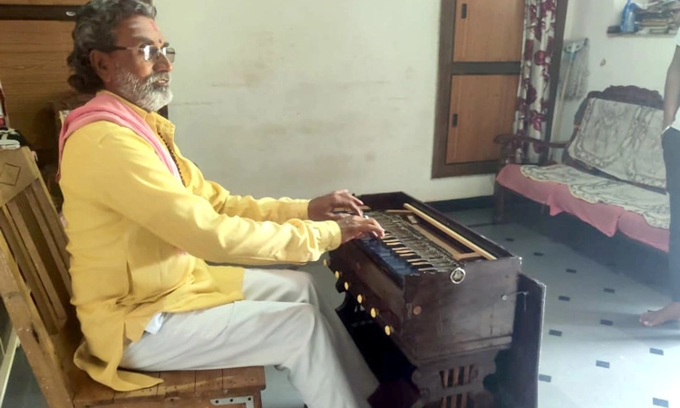 ಬಹುಮುಖ ಪ್ರತಿಭೆ: ಕಾಲಪೆಟ್ಟಿಗೆಯ ಹಾರ್ಮೋನಿಯಂ ಕಲಾವಿದ ಸದಾಶಿವ ತೇಲಿ