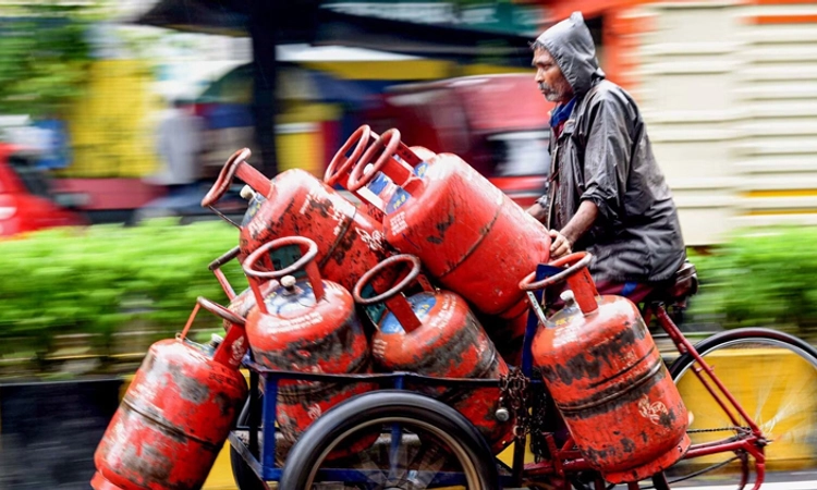 Commercial LPG ಸಿಲಿಂಡರ್‌ ದರದಲ್ಲಿ ಇಳಿಕೆ…; ನೂತನ ದರ ಎಷ್ಟು? ಇಲ್ಲಿದೆ ಮಾಹಿತಿ