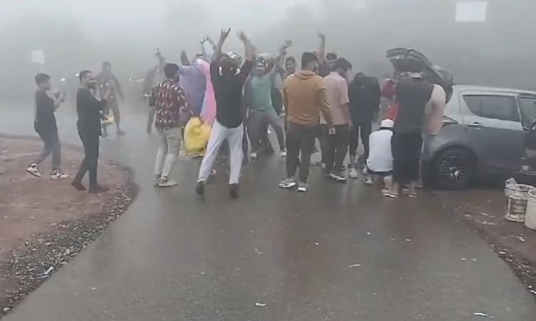 ಮೋಜು-ಮಸ್ತಿಯ ಅಡ್ಡವಾಯ್ತಾ ಶ್ರೀ ಕ್ಷೇತ್ರ ದೇವರಮನೆ! ರಸ್ತೆ ಮಧ್ಯೆ ವಾಹನ ನಿಲ್ಲಿಸಿ ಡ್ಯಾನ್ಸ್