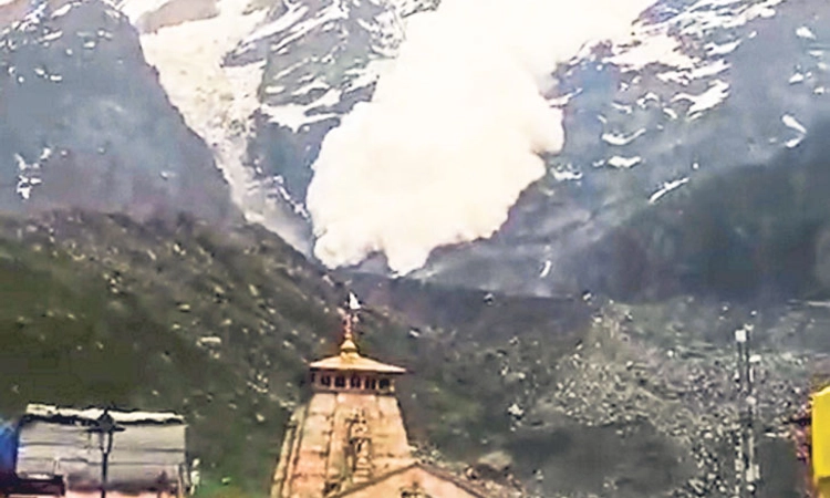 Kedarnath ದೇಗುಲದ ಸಮೀಪ ಹಿಮಪಾತ: ವೀಡಿಯೋ ವೈರಲ್‌