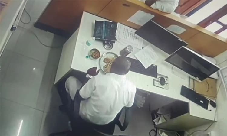 Ramanagara; ಡಿಸಿ ಕಚೇರಿಯಲ್ಲೇ ಹೃದಯಾಘಾತದಿಂದ ನೌಕರ ಸಾವು