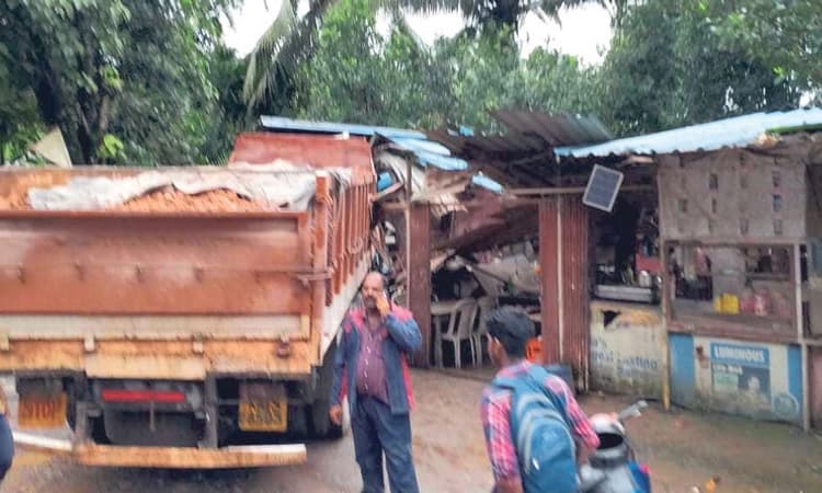Uppinangady ಅಂಗಡಿಗೆ ನುಗ್ಗಿದ ಲಾರಿ; ಭಾರೀ ಹಾನಿ