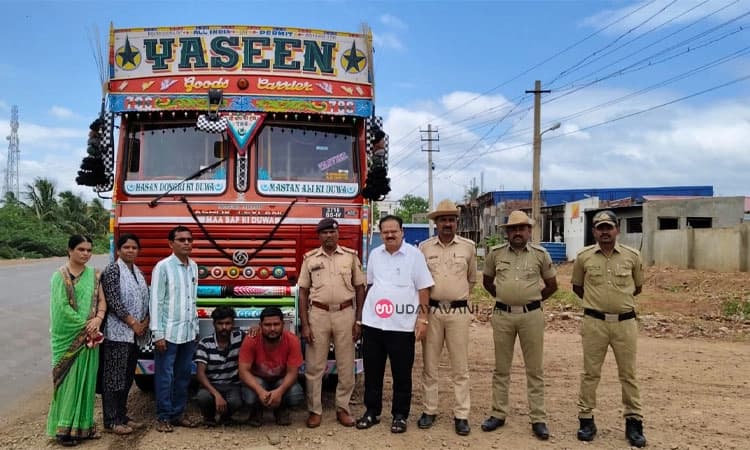 Mudhol: ಅಕ್ರಮ ಅಕ್ಕಿ ಸಾಗಾಟ ಲಾರಿ ವಶಕ್ಕೆ: ಇಬ್ಬರ ಬಂಧನ