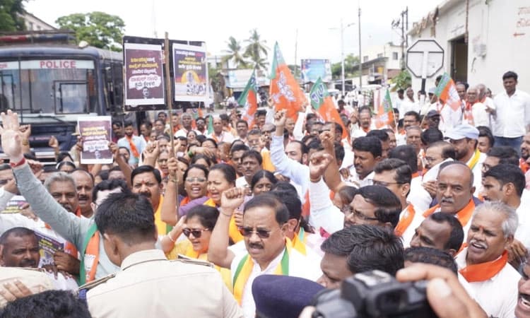 Chikodi: ತುರ್ತು ಪರಿಸ್ಥಿತಿ ವಿರೋಧಿಸಿ ಬಿಜೆಪಿ ಬೃಹತ್ ಪ್ರತಿಭಟನೆ