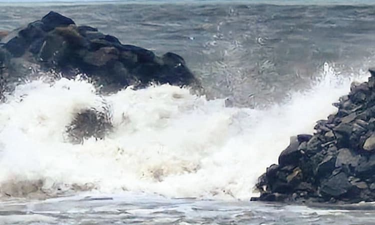 Surathkal ಕುಳಾಯಿ ಕಿರು ಜೆಟ್ಟಿಯ ಬ್ರೇಕ್‌ವಾಟರ್‌ ಕಲ್ಲು ಸಮುದ್ರಪಾಲು