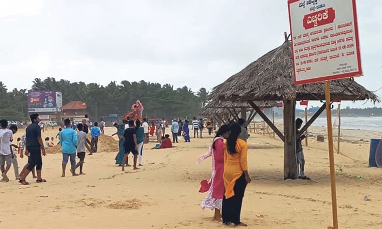 Udupi ಮಲ್ಪೆ ಬೀಚ್‌ನಲ್ಲಿ ಪ್ರವಾಸಿಗರ ದಂಡು