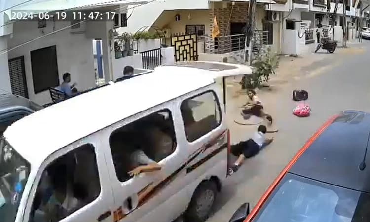 Video: ಚಲಿಸುತ್ತಿದ್ದ ಶಾಲಾ ವ್ಯಾನ್ ನಿಂದ ಹೊರಗೆ ಬಿದ್ದ ಬಾಲಕಿಯರು… ಚಾಲಕನ ಬಂಧನ