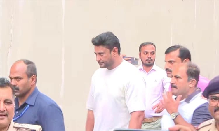 Actor Darshan: ಕಾನ್‌ಸ್ಟೇಬಲ್‌ ಮೇಲೆಯೂ ನಟ ದರ್ಶನ್‌ ಗ್ಯಾಂಗ್‌ ಹಲ್ಲೆ 