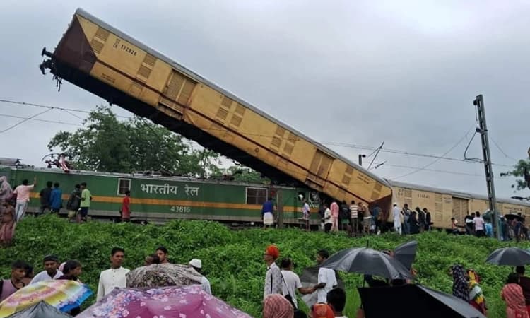 Train Mishap: ಕಾಂಚನಜುಂಗಾ ಎಕ್ಸ್‌ಪ್ರೆಸ್‌ಗೆ ಡಿಕ್ಕಿ ಹೊಡೆದ ಗೂಡ್ಸ್ ರೈಲು, ಹಲವರಿಗೆ ಗಾಯ