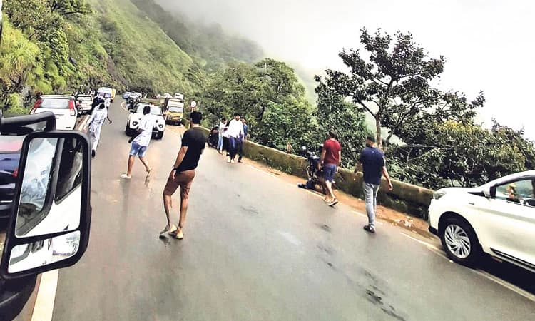 Charmadi Ghat ಪ್ರವಾಸಿಗರ ಮೋಜುಮಸ್ತಿ: ರಜಾ ದಿನದ ಸಂಭ್ರಮ: ಅಪಾಯಕ್ಕೆ ಆಹ್ವಾನ