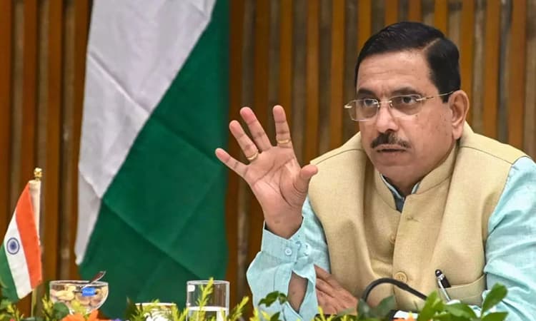 Hubli: ದಿವಾಳಿಯಾದ ಸರ್ಕಾರ ಜನರಿಗೆ ಬೆಲೆ ಏರಿಕೆಯ ಬರೆ ಹಾಕಿದೆ: ಪ್ರಹ್ಲಾದ ಜೋಶಿ