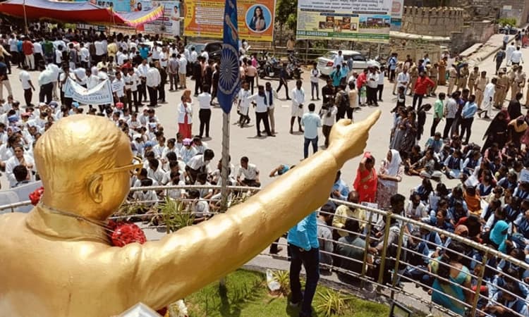 Raichur; 371ಜೆ ವಿಶೇಷ ಸ್ಥಾನಮಾನದ ಸಮರ್ಪಕ ಅನುಷ್ಠಾನಕ್ಕೆ ಆಗ್ರಹಿಸಿ ಬೃಹತ್ ಪ್ರತಿಭಟನೆ