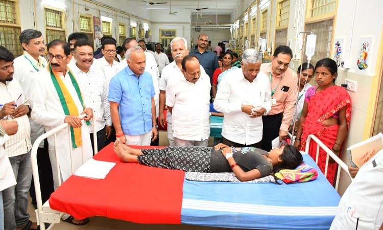 ಕೇಂದ್ರ ಮಂತ್ರಿಯಾಗಿ ಕ್ಷೇತ್ರಕ್ಕೆ ಬಂದ ಮೊದಲ ದಿನವೇ ಸೋಮಣ್ಣ ಡಿಸಿ, ಅಧಿಕಾರಿಗಳಿಗೆ ತರಾಟೆ