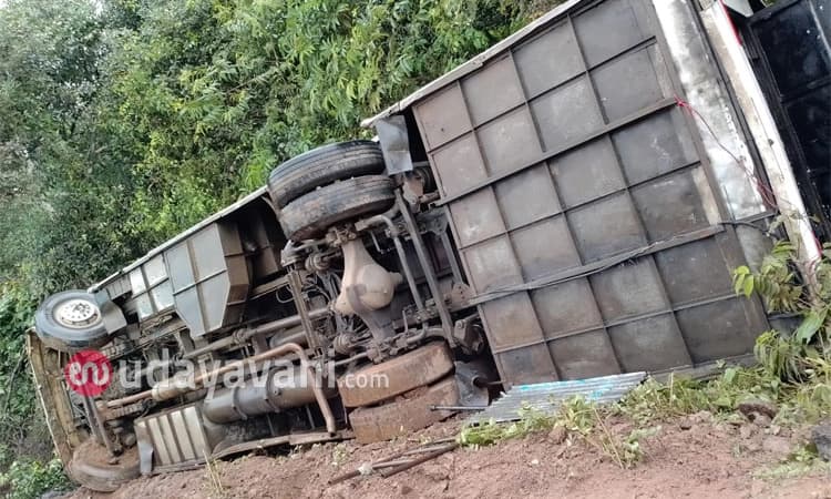 Sirsi ಖಾಸಗಿ ಬಸ್ ಪಲ್ಟಿ; 10ಕ್ಕೂ ಅಧಿಕ‌ ಪ್ರಯಾಣಿಕರಿಗೆ ಗಾಯ