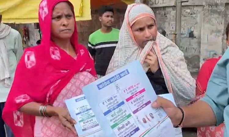 1 ಲಕ್ಷ ನೀಡುವ ಗ್ಯಾರೆಂಟಿ ಕಾರ್ಡ್‌ಗಾಗಿ ಕಾಂಗ್ರೆಸ್‌ ಕಚೇರಿ ಮುಂದೆ ಸಾಲಾಗಿ ನಿಂತ ಮಹಿಳೆಯರು