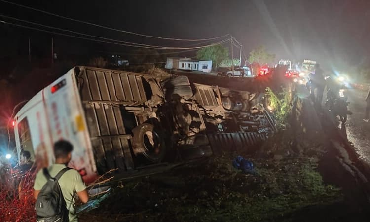 Road Mishap: ಖಾಸಗಿ ಬಸ್ ಪಲ್ಟಿಯಾಗಿ ಹಲವರಿಗೆ ಗಾಯ… ಓರ್ವ ಪ್ರಯಾಣಿಕ ಸಿಲುಕಿರುವ ಶಂಕೆ