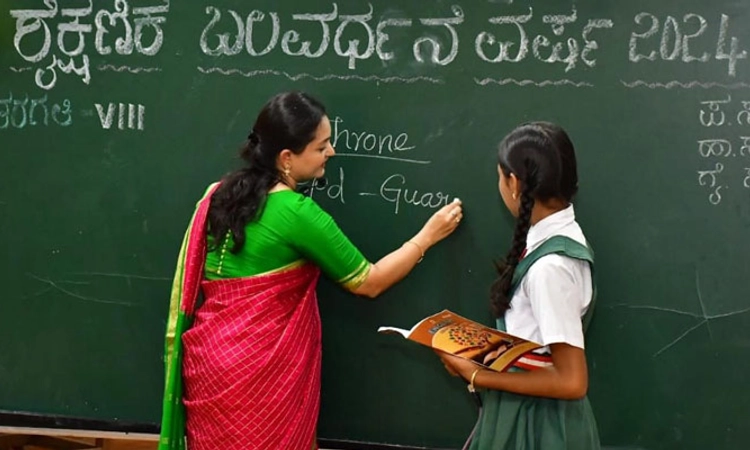 Dharwad; 8ನೇ ತರಗತಿ ವಿದ್ಯಾರ್ಥಿಗಳಿಗೆ ಶಿಕ್ಷಕಿಯಾಗಿ ಪಾಠ ಮಾಡಿದ ಜಿಲ್ಲಾಧಿಕಾರಿ