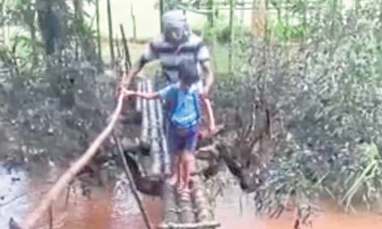 ಬೈಂದೂರು: ಪುಟ್ಟ ಮಕ್ಕಳ ಸುರಕ್ಷತೆಗಾದರೂ ಕಾಲು ಸಂಕ ನಿರ್ಮಿಸಿ