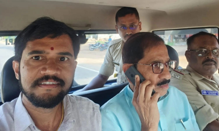 Protest: ಗೃಹ ಸಚಿವರ ಮನೆ ಮುಂದೆ ಧರಣಿ