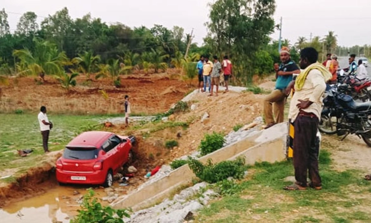 Kunigal; ಹಳ್ಳಕ್ಕೆ ಕಾರು ಉರುಳಿ ಮಹಿಳೆ ಸಾವು: ಇಬ್ಬರಿಗೆ ಗಾಯ