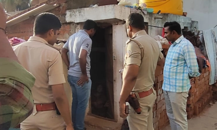 Dharwad: ಬೆಳ್ಳಂಬೆಳಗ್ಗೆ ರೌಡಿ ಶೀಟರ್‌ಗಳ ಮನೆಗೆ ದಾಳಿ ನಡೆಸಿ ಬಿಸಿ ಮುಟ್ಟಿಸಿದ ಖಾಕಿ