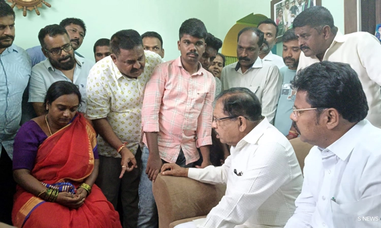 Shivamogga: ಚಂದ್ರಶೇಖರ್ ಮನೆಗೆ ಭೇಟಿ ನೀಡಿ ಕುಟುಂಬಕ್ಕೆ ಸಾಂತ್ವನ ಹೇಳಿದ ಗೃಹ ಸಚಿವರು