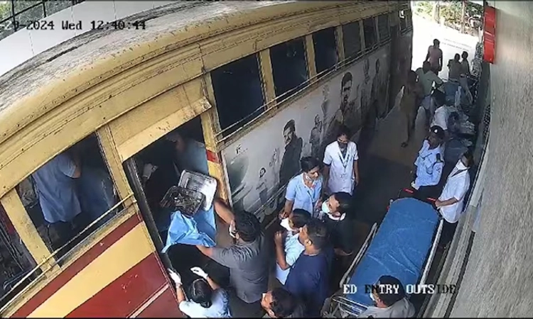ಬಸ್ಸಿನಲ್ಲೇ ಮಗುವಿಗೆ ಜನ್ಮ ನೀಡಿದ ಮಹಿಳೆ… ಬಸ್ ಸಿಬಂದಿ, ವೈದ್ಯರ ಕಾರ್ಯಕ್ಕೆ ಮೆಚ್ಚುಗೆ