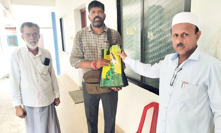 Bantwal ರಸ್ತೆಯಲ್ಲಿ ಬಿದ್ದುಸಿಕ್ಕಿದ 2.43 ಲಕ್ಷರೂ.ಮರಳಿಸಿ ಮದ್ರಸಾ ಅಧ್ಯಾಪಕನ ಪ್ರಾಮಾಣಿಕತೆ