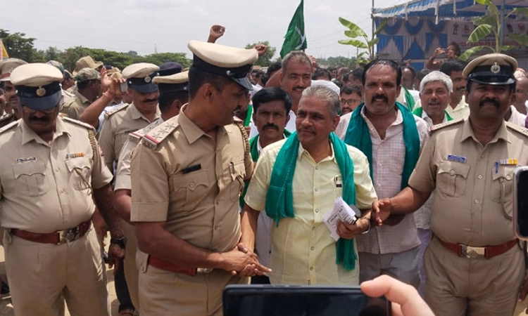 Magadi: ಹೇಮಾವತಿ ಕುಡಿಯುವ ನೀರು ಹೋರಾಟ; ಕೋಡಿಹಳ್ಳಿ ಚಂದ್ರಶೇಖರ್ ಸೇರಿ ರೈತರ ಬಂಧನ