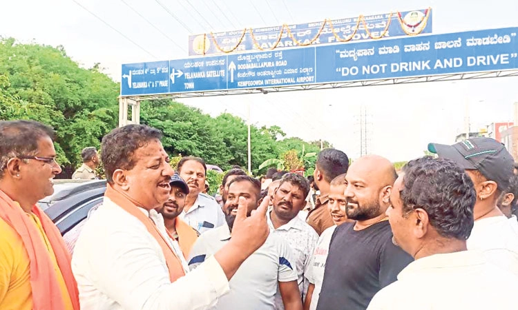 Yelahanka: ಸಾವರ್ಕರ್‌ ನಾಮಫಲಕಕ್ಕೆ ಮಸಿ: 3 ವಶ
