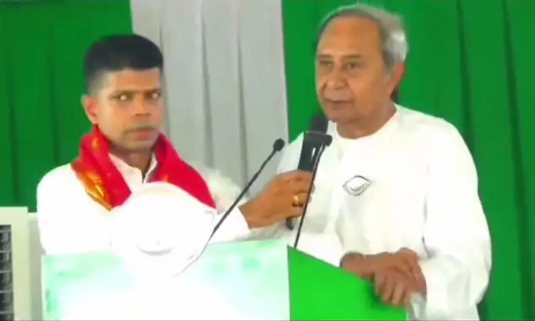 Odisha; ನಡುಗುತ್ತಿದ್ದ ಪಟ್ನಾಯಕ್‌ ಅವರ ಕೈ ಎಳೆದ ಪಾಂಡ್ಯನ್‌: ಬಿಜೆಪಿಯಿಂದ ಲೇವಡಿ