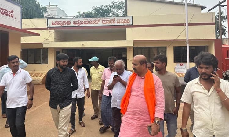 Channagiri: ದುಷ್ಕರ್ಮಿಗಳಿಂದ ದಾಳಿಗೊಳಗಾದ ಪೊಲೀಸ್ ಠಾಣೆಗೆ ರಘುಪತಿ ಭಟ್ ಭೇಟಿ