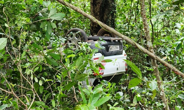 Lost Control: ಚಾಲಕನ ನಿಯಂತ್ರಣ ತಪ್ಪಿ ಕಂದಕಕ್ಕೆ ಉರುಳಿದ ಕಾರು