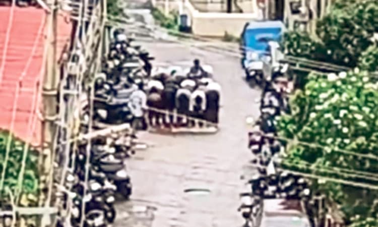 Mangaluru ರಸ್ತೆಯಲ್ಲಿಯೇ ನಮಾಜ್‌: ವೀಡಿಯೋ ವೈರಲ್‌