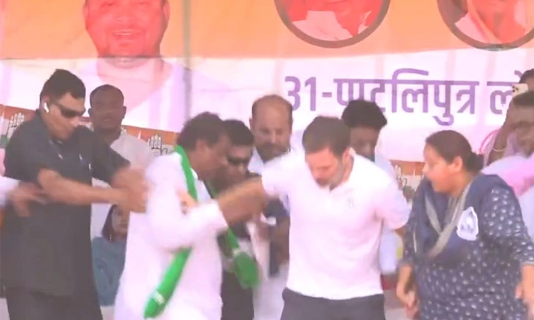 Stage ಕುಸಿತ: ಅಪಾಯದಿಂದ ಅದೃಷ್ಟವಶಾತ್‌ ರಾಹುಲ್‌ ಗಾಂಧಿ ಪಾರು: Watch Video