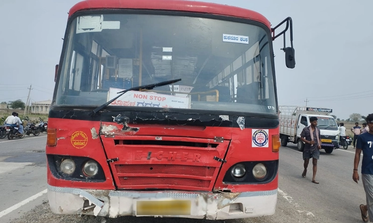 ಭೀಕರ ರಸ್ತೆ ಅಪಘಾತ; ಬಿತ್ತನೆ ಬೀಜ ಖರೀದಿಸಲು ಬಂದಿದ್ದ ರೈತರಿಬ್ಬರು ಸ್ಥಳದಲ್ಲೇ ಮೃತ್ಯು