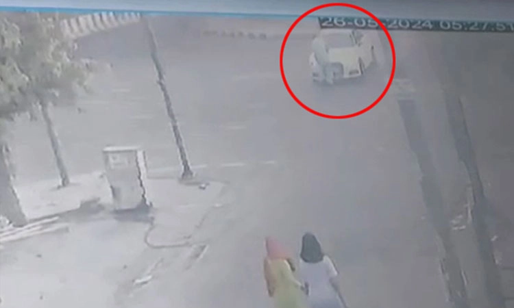 Hit & Run: ರಸ್ತೆ ದಾಟುತ್ತಿದ್ದ ವೇಳೆ ಕಾರು ಢಿಕ್ಕಿ; ಗಾಳಿಯಲ್ಲಿ ಹಾರಿದ ವೃದ್ಧ