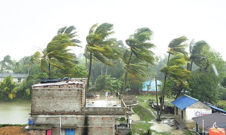 Cyclone ಬಾಂಗ್ಲಾ ಕರಾವಳಿಗೆ ರೆಮಲ್‌; ಧಾರಾಕಾರ ಮಳೆ,ತಾಸಿಗೆ 130 ಕಿ.ಮೀ.ವೇಗದಲ್ಲಿ ಚಂಡಮಾರುತ