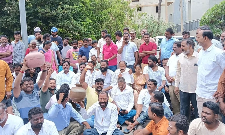 ನಡು ರಸ್ತೆಯಲ್ಲೇ ಧರಣಿ ಕುಳಿತ ಮಾಜಿ ಸಚಿವ ಆನಂದ ಸಿಂಗ್‌