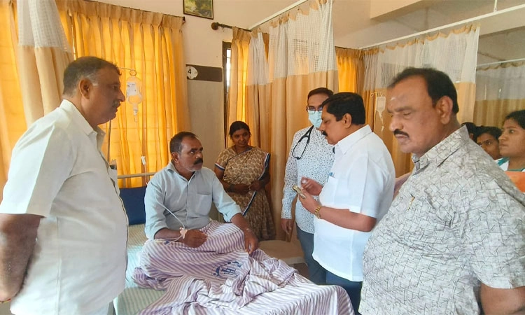 ಕಲುಷಿತ ನೀರು ಸೇವಿಸಿದ ಗ್ರಾಮಸ್ಥರಿಗೆ ವಾಂತಿ-ಭೇದಿ; ಆರೋಗ್ಯ ವಿಚಾರಿಸಿದ ಜಿಲ್ಲಾಧಿಕಾರಿ