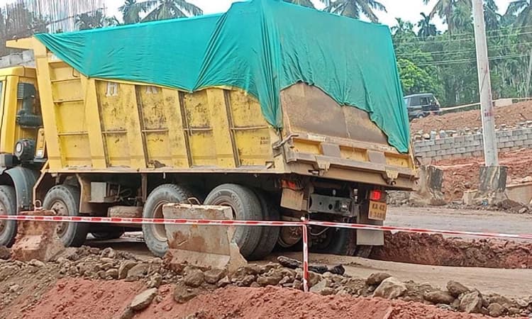 Uppinangady ಮಣ್ಣು ಹಾಕಿದ ರಸ್ತೆಯಲ್ಲಿ ಸಿಲುಕಿದ ಲಾರಿ