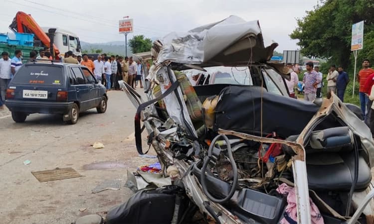 Mudigere; ಭೀಕರ ಅಪಘಾತದಲ್ಲಿ ಓಮ್ನಿ ನಜ್ಜುಗುಜ್ಜು: ನಾಲ್ವರು ಮೃತ್ಯು