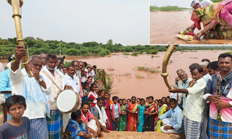 Vijayanagara: ದಶಕಗಳ ಬಳಿಕ ಹುಲಿಕೆರೆ ಕೆರೆಗೆ ನೀರು… ಗ್ರಾಮಸ್ಥರಿಂದ ಗಂಗಾ ಪೂಜೆ
