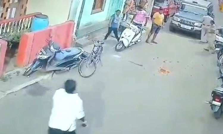 Belagavi ಅಳವಾನ್ ಗಲ್ಲಿಯಲ್ಲಿ ಗುಂಪು ಘರ್ಷಣೆ; ಪೊಲೀಸರೆದುರೇ ತಲ್ವಾರ್ ಪ್ರದರ್ಶಿಸಿದ ಯುವಕರು