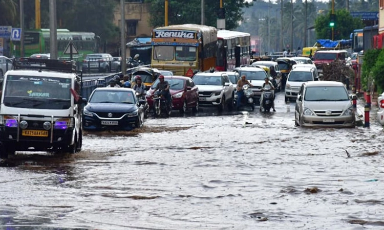 Dharwad ಜಿಲ್ಲೆಯಲ್ಲಿ ಮುಂದುವರೆದ ವರುಣನ ಆರ್ಭಟ: ಮನೆಗಳಿಗೆ ನುಗ್ಗಿದ ನೀರು