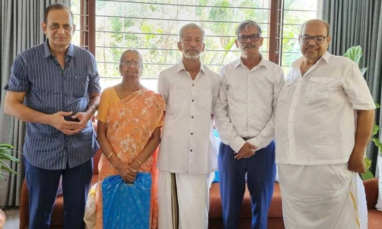 48 ವರ್ಷಗಳ ಹಿಂದೆ ಕಲಿಸಿದ ಗುರುವನ್ನು ಹುಡುಕಿ 480 ಕಿ.ಮೀ. ಪಯಣಿಸಿದ ಶಿಷ್ಯರು!