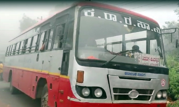 Fuel: ಡೀಸೆಲ್ ಖಾಲಿಯಾಗಿ ರಸ್ತೆ ಮಧ್ಯೆ ನಿಂತ ಕೆಎಸ್‍ಆರ್‌ಟಿಸಿ ಬಸ್, ಪ್ರಯಾಣಿಕರಿಂದ ಹಿಡಿಶಾಪ